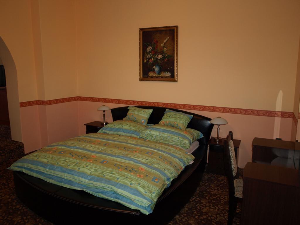 Fonix Panzio Hotel Papa Bilik gambar