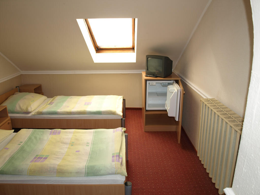 Fonix Panzio Hotel Papa Bilik gambar
